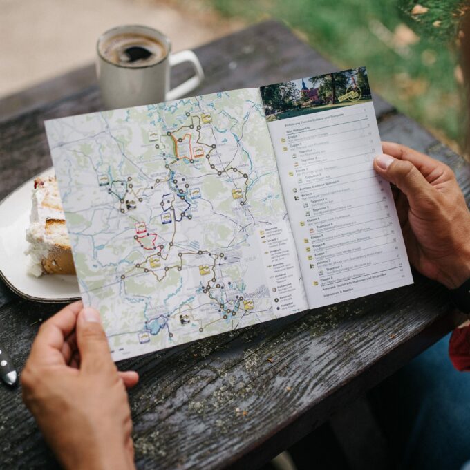 fontane-rad-tourguide-zur-fahrradtour-aufgeklappt