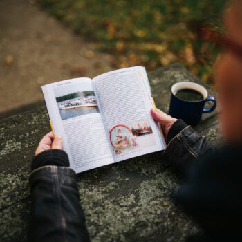 Aufgeschlagener Reiseführer 