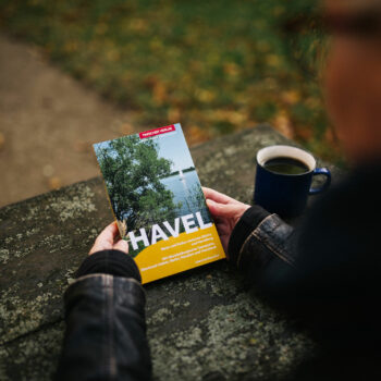 Cover des Trescher Reiseführers "Die Havel" mit Blick auf den Fluss und Segelboot.