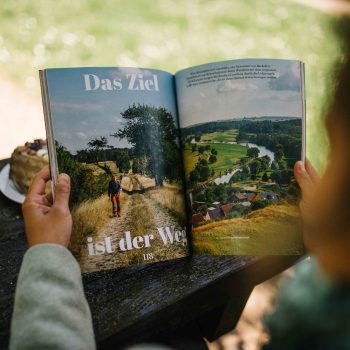 Magazin Tagesspiegel unterwegs Brandenburg aufgeschlagen in den Händen gehalten mit Blick auf einen Artikel