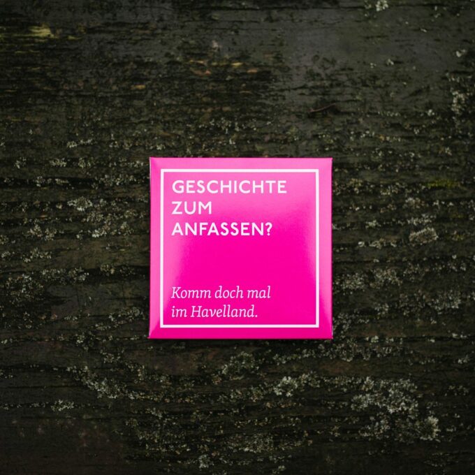 Havelland Kondom in pinker Verpackung mit Aufdruck: Geschichte zum Anfassen? Komm doch mal im Havelland.