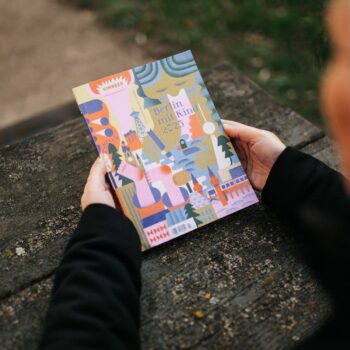 Titelbild des Familienfreizeit-Guides „Berlin mit Kind 2025“ mit über 1.000 Tipps für Ausflüge, Kultur und Erlebnisse in Berlin und Umgebung