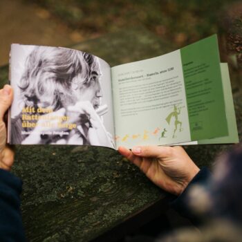 Programmheft des Paretzer Kultursommers 2025, aufgeschlagen bei den Veranstaltungsinformationen zum Familienkonzert Hameln , anno 1248