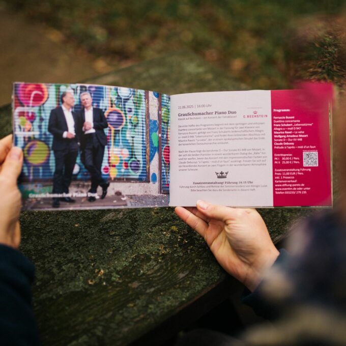Programmheft des Paretzer Kultursommers 2025, aufgeschlagen bei den Veranstaltungsinformationen zum GrauSchumacher Piano Duo