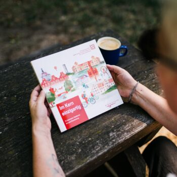 Titelbild der Broschüre „Im Kern einzigartig“ mit Abbildungen historischer Stadtkerne aus Brandenburg